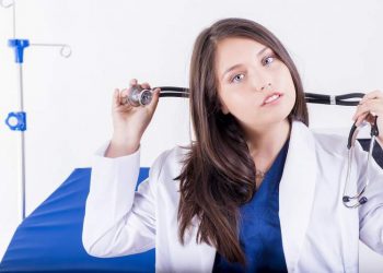 Authentic Doctors V/S Quacks: Do You Really Know the Difference?
