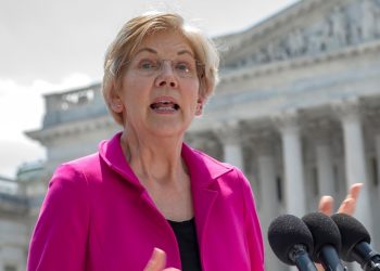 Warren calls on HHS to provide access to voter registration services through health insurance applications