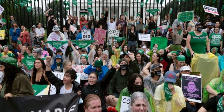 Senate Democrats unveil bill to protect women who cross state lines for abortions