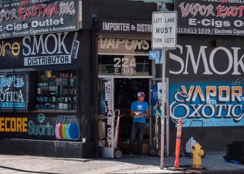 FDA warns synthetic vaping companies, but sidesteps total crackdown