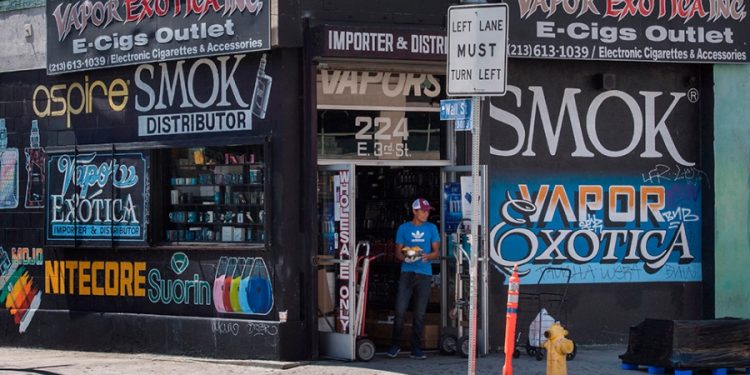 FDA warns synthetic vaping companies, but sidesteps total crackdown