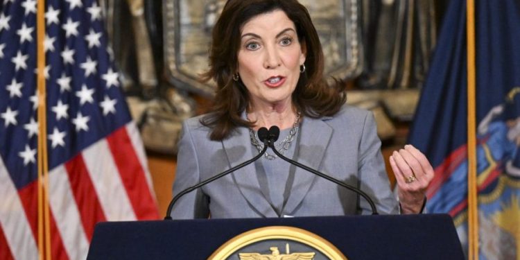 Hochul lifts mask mandate on mass transit