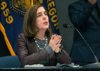 Oregon governor pardons simple marijuana possession convictions