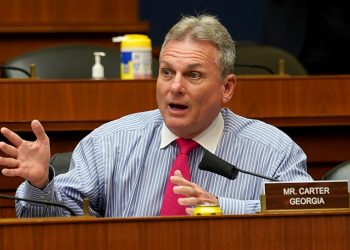 Bipartisan lawmakers push bills to increase domestic pharmaceutical production