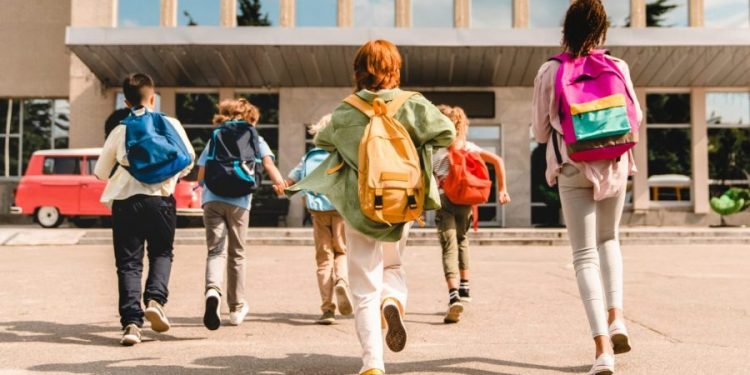 Most US children using potentially toxic makeup, face paints: study