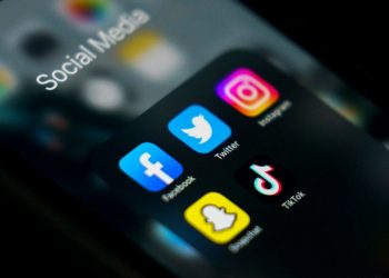 Surgeon general: 13-year-olds too young to join social media 