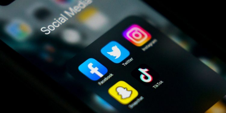 Surgeon general: 13-year-olds too young to join social media