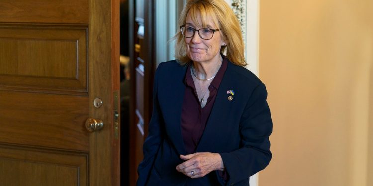 Bipartisan senators introduce bill to close pharma competition loophole