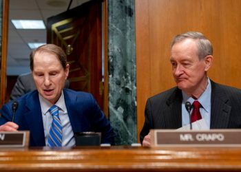 Bipartisan Senate committee targets drug industry middlemen