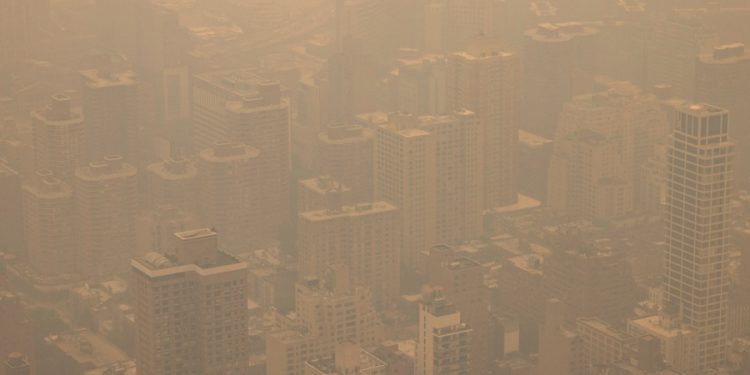 Should you run your air conditioner when it’s smoky outside?