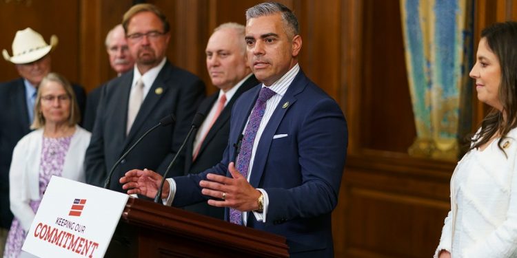 Bipartisan lawmaker duo introduces legislation to support more funding for community college nursing programs