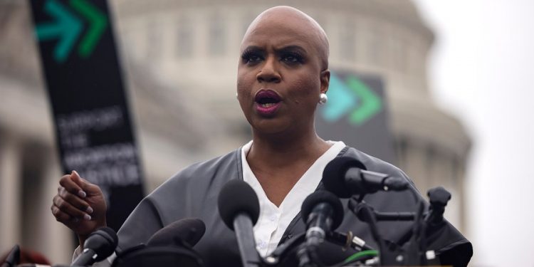Pressley, Booker Reintroduce MOMMIES Act to address maternal health disparities