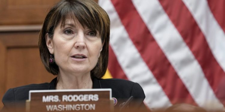 Health care leaders seek regulation, transparency for AI in health industry 