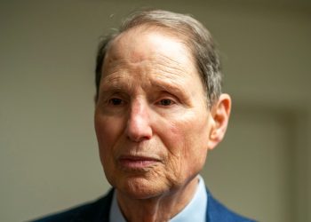 Wyden urges FTC to safeguard abortion clinic visitors’ location data