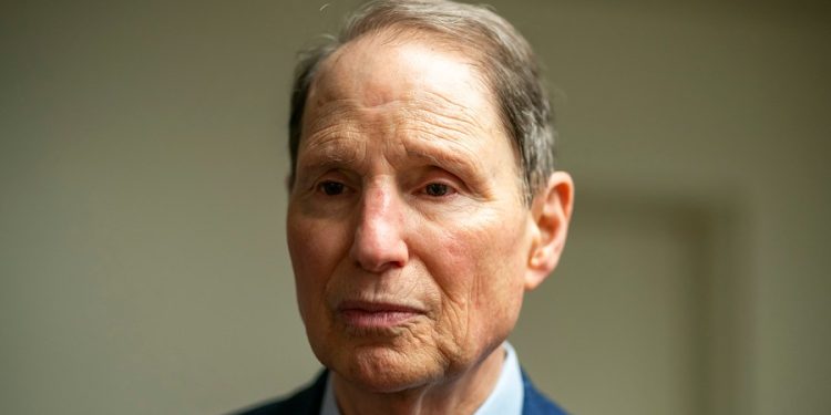 Wyden urges FTC to safeguard abortion clinic visitors’ location data