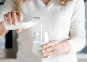 How a growing enthusiasm for raw milk is clashing with avian flu fears