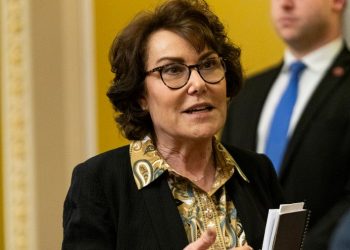Democratic senator calls on HHS to investigate PBMs blocking access to generic cancer drug