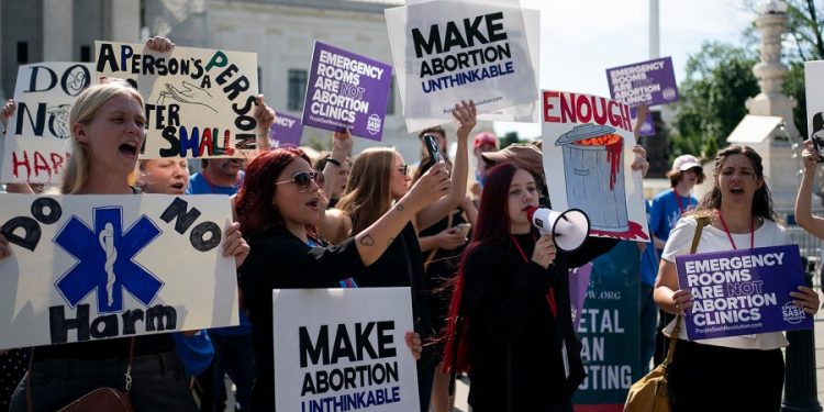 Most women oppose leaving abortion laws to the states, across party lines: poll