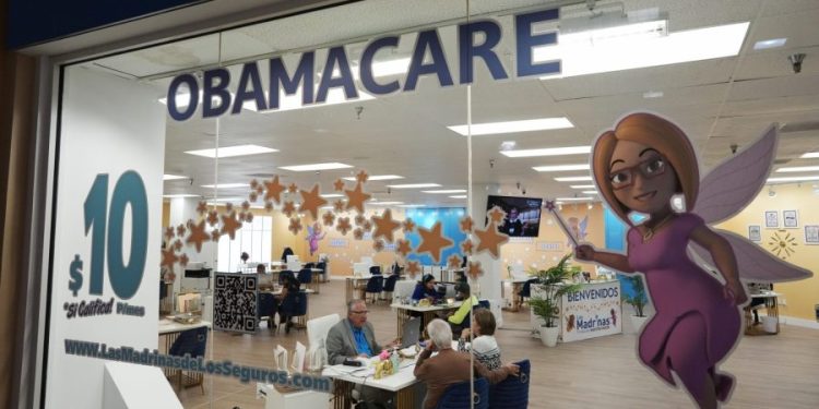 Share of Americans with insurance falls despite record Obamacare enrollment