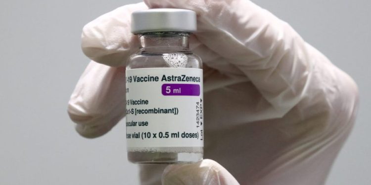 Less than 1 in 6 health care workers get COVID-19 booster shot: CDC