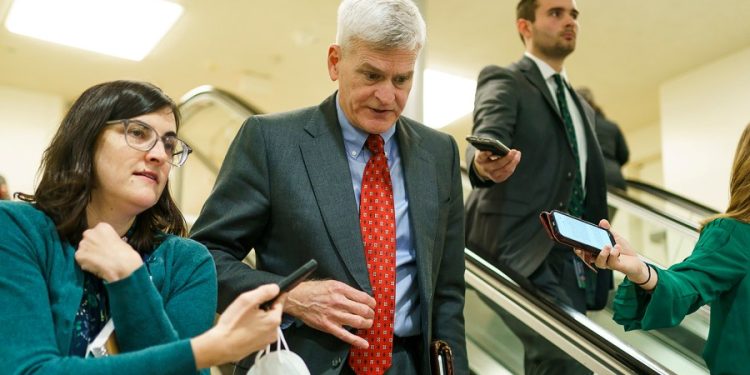 Key senators release ‘site-neutral’ plan to stop Medicare paying hospitals more for same service