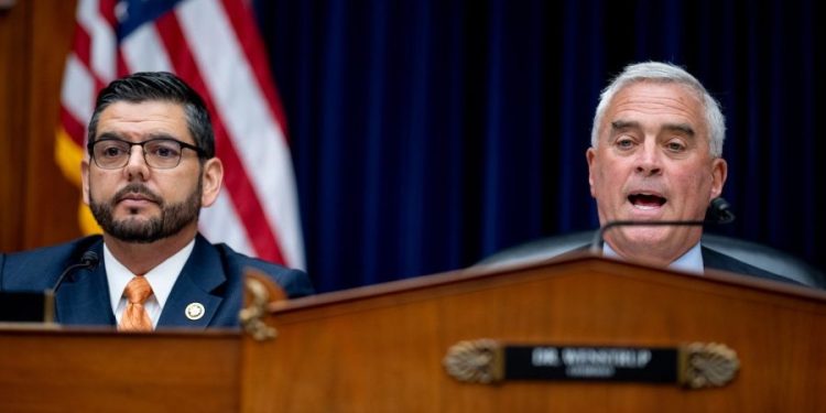 Democrats, GOP lay out competing findings in COVID reports