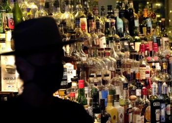 Surgeon general calls for cancer warnings on alcohol