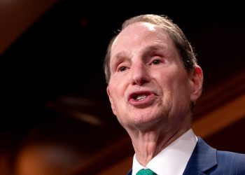 Wyden, Sanders: Federal layoffs threaten organ transplant system modernization
