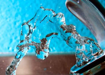 Moves against fluoride in drinking water alarm health experts