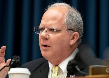 HHS staff to brief House committee following massive agency layoffs