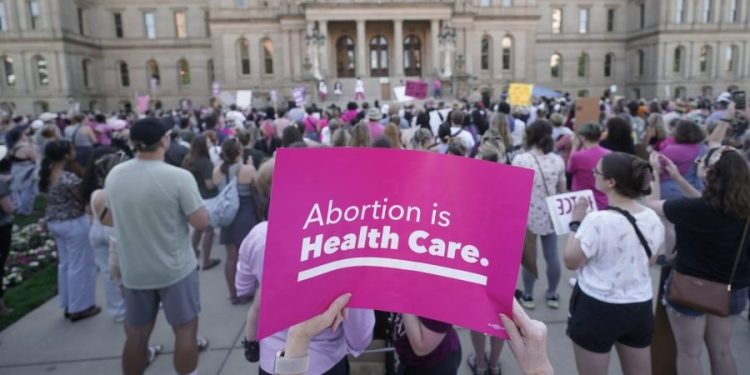 Judge strikes down abortion waiting period in Michigan