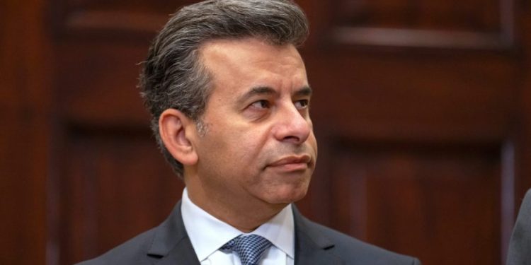 FDA commissioner stirs debate over hormone therapy for menopause