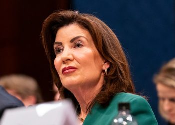 New York governor allows pharmacies to give COVID shots