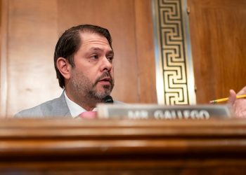 Gallego demands transparency in Trump’s deal with Pfizer
