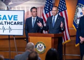 Top Democrat leaves door open to support for bipartisan ObamaCare bills