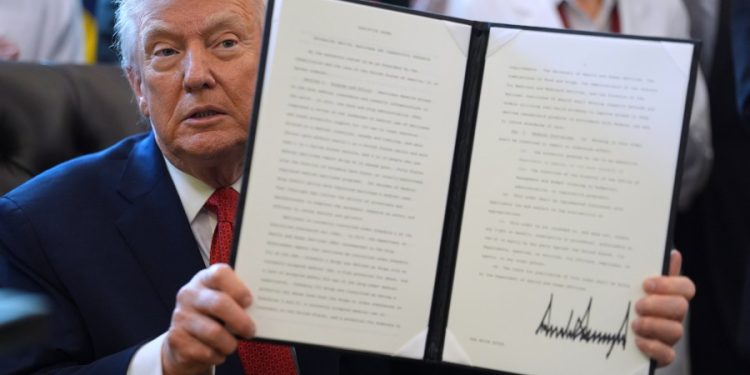 Trump signs executive order to expedite marijuana rescheduling