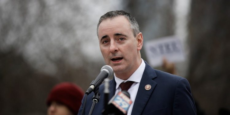 Republican signs onto Democratic discharge petition in major act of defiance