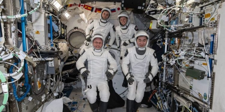 Astronaut Mike Fincke reveals he was crew member with medical issue