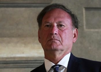 Alito pauses abortion pill restrictions for 1 week