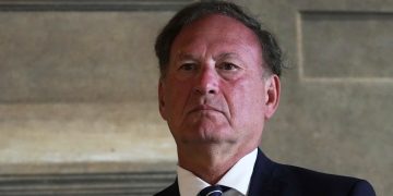 Alito pauses abortion pill restrictions for 1 week