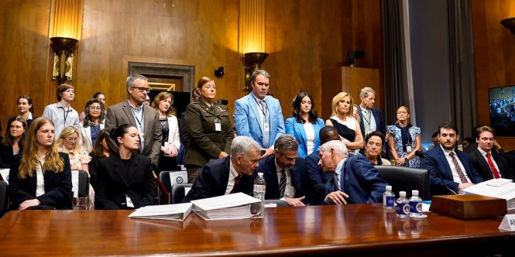 Laura Ingraham stands at Fauci hearing alongside others ‘shamed’ during COVID-19